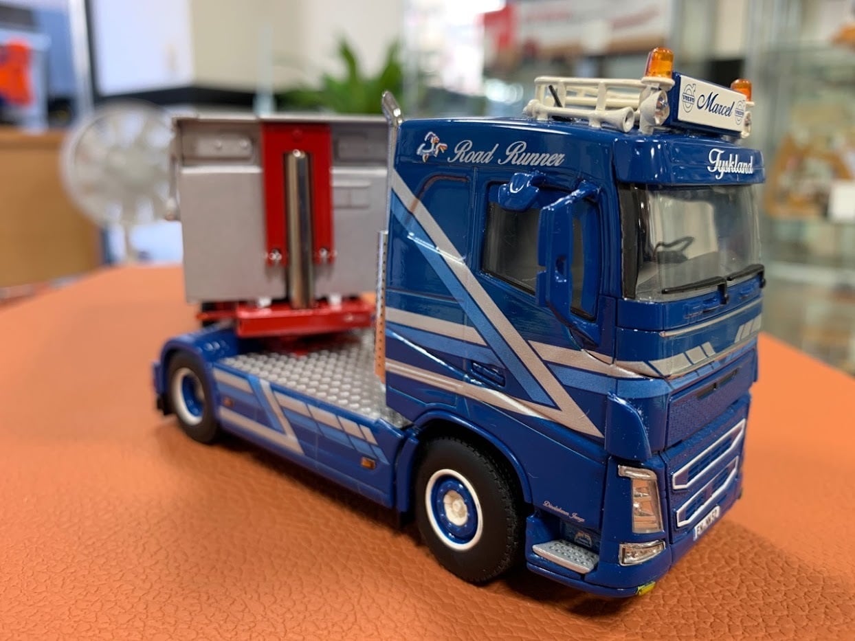 WSI 1/50 VOLVO FH4 SLEEPER CAB 4X2 TIPPER TRAILER - 3 AXLE AUGST