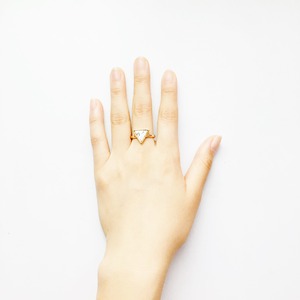 Beatique / RING No,014 triangle stone ring