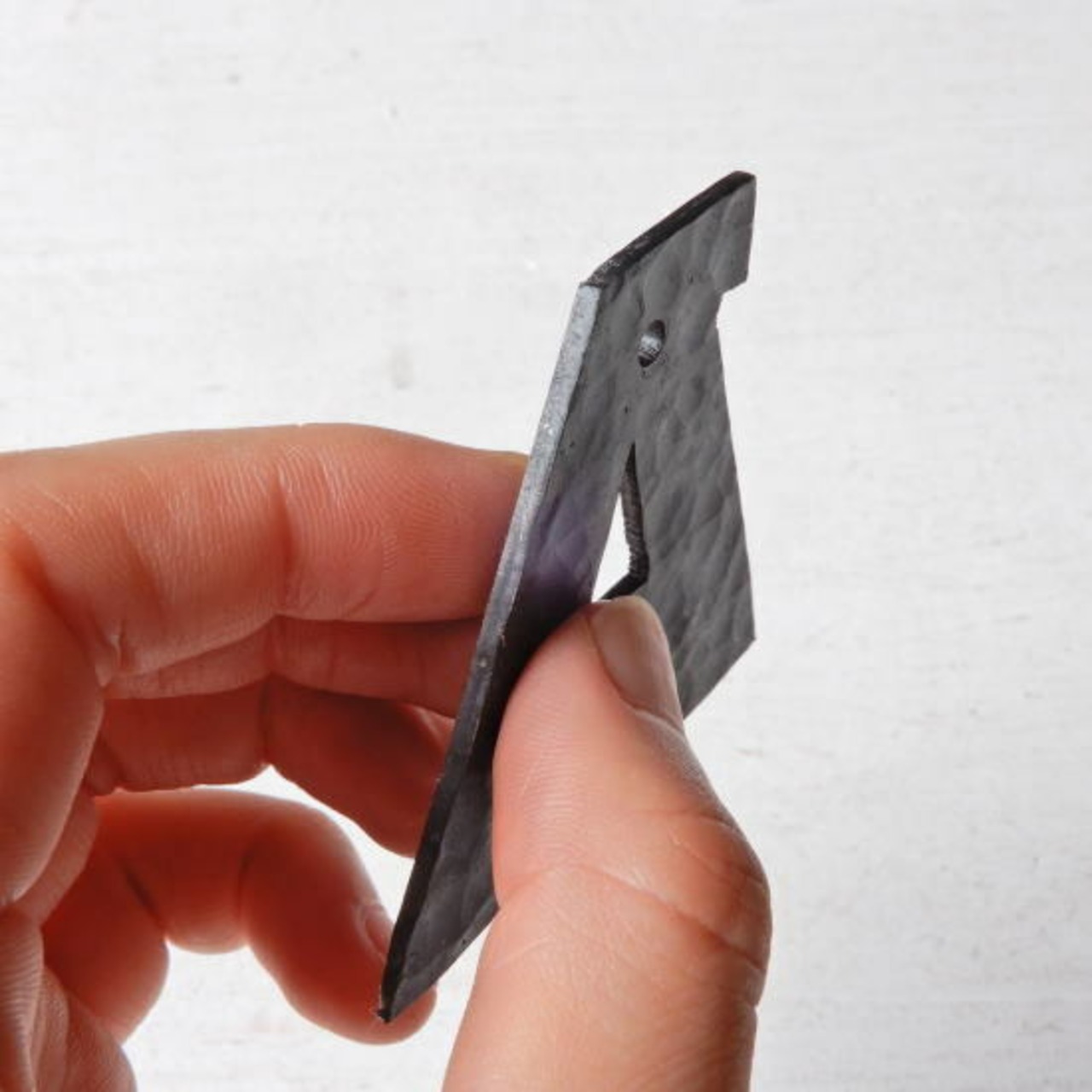 TOPANGA Zakka India Hammered Iron Alphabet Plate L 5cm Black 　インド　ハンマーアイアンアルファベットプレート　大　ブラック　看板　サインプレート　鉄　住所　店舗　表札　メール便　槌目