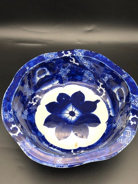 鮮やかな深いコバルトブルーが印象的・ 伊万里焼 染付ベロ藍花紋大鉢