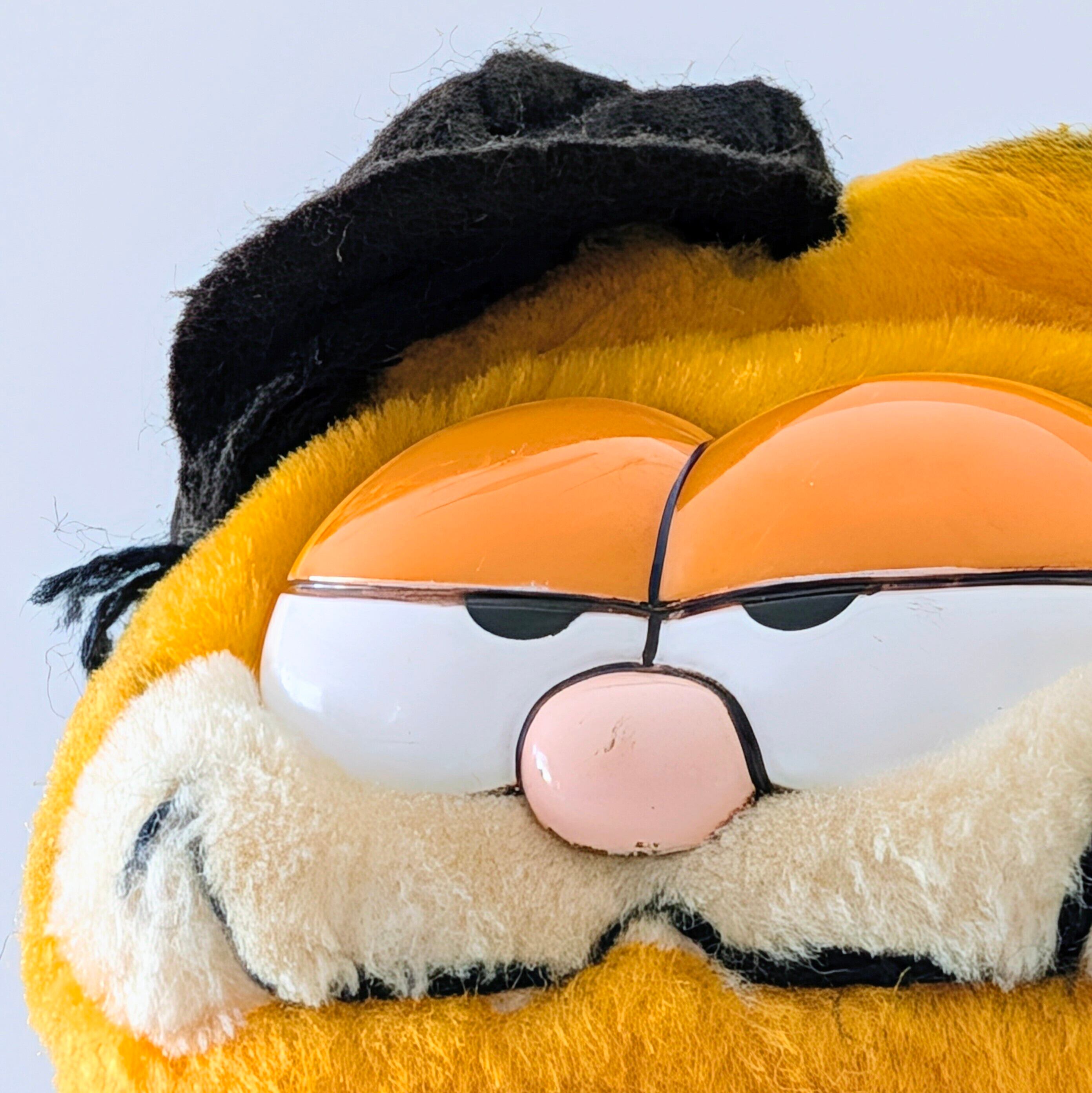 ☆ VINTAGE 1980年代初期 ☆【 Garfield ( ガーフィールド ) 】『 ガーフィールド キャスケット&蝶ネクタイ』ぬいぐるみ / プラッシュ / plush / 1980年代年製 〚アメリカン雑貨 アメトイ〛