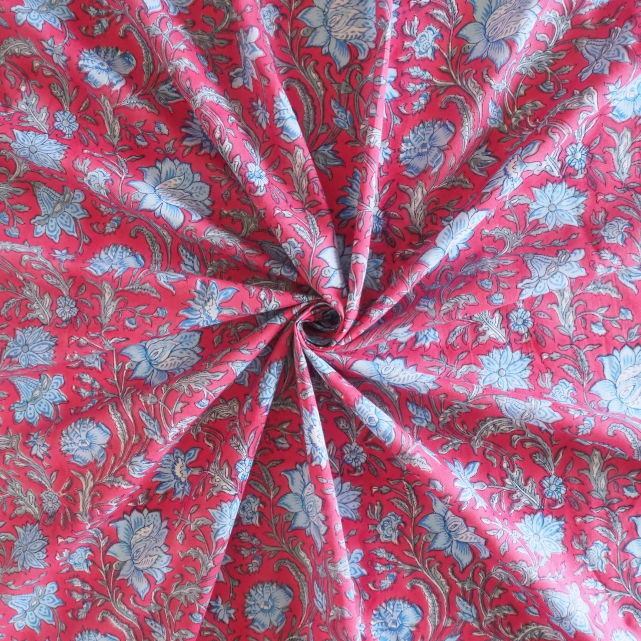 ブロックプリント生地【50cm単位】インド綿 片耳デザイン付き 花柄 白×赤×水色 #55223-RD1