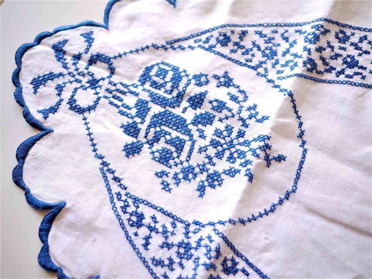 ブルーワーク 薔薇の刺繍のテーブルセンター ドイツ