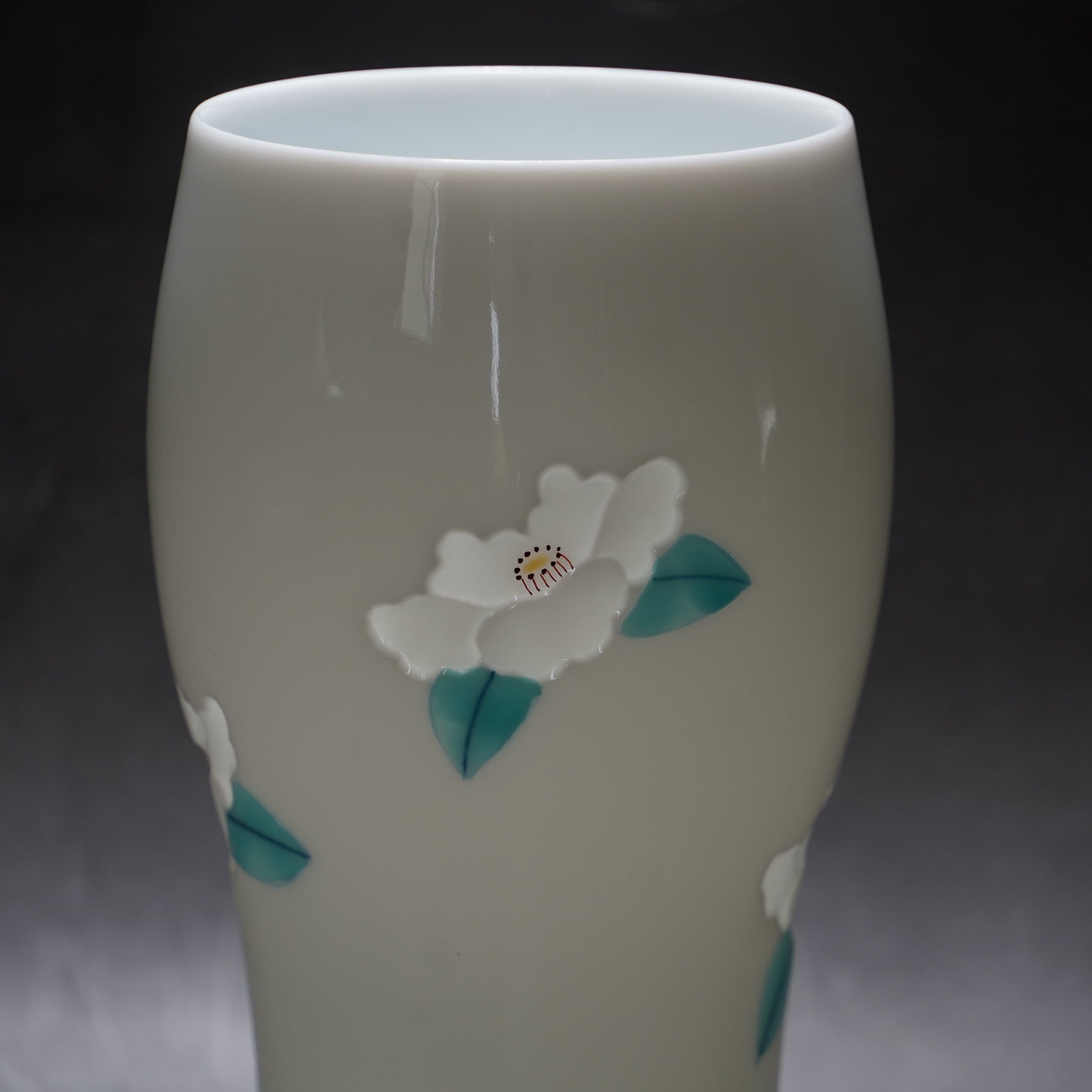 淡い緑色の彫刻模様の花瓶 淡い緑色の彫刻模様の花瓶 淡い緑色の彫刻模様の花瓶 淡い緑色の彫刻