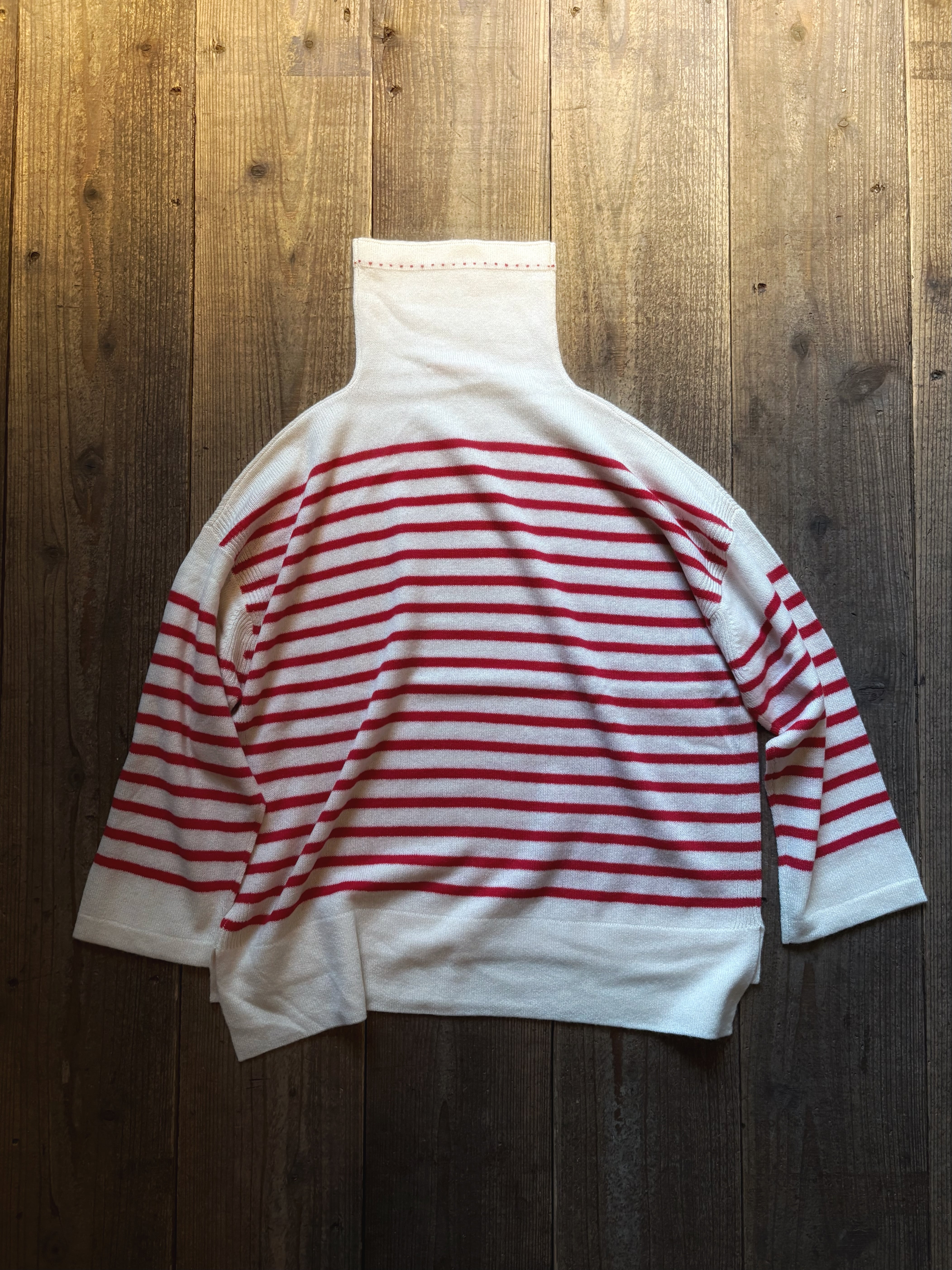 TOWAVASE Basque pullover turtle neck ivory × red | TALE COCOON