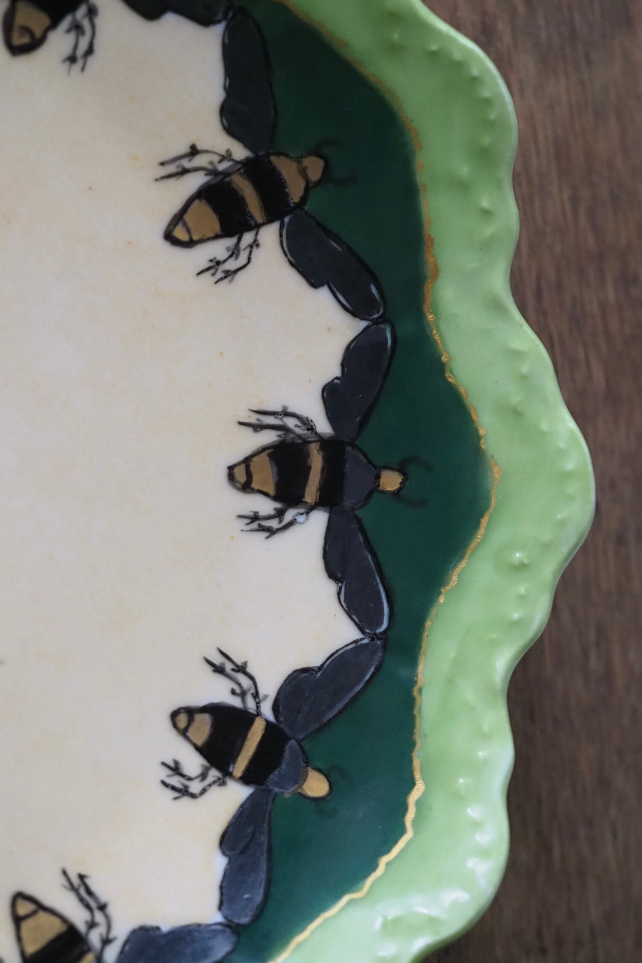 蜂巡る飾り皿-antique pottery plate | アンティーク.ヴィンテージ家具