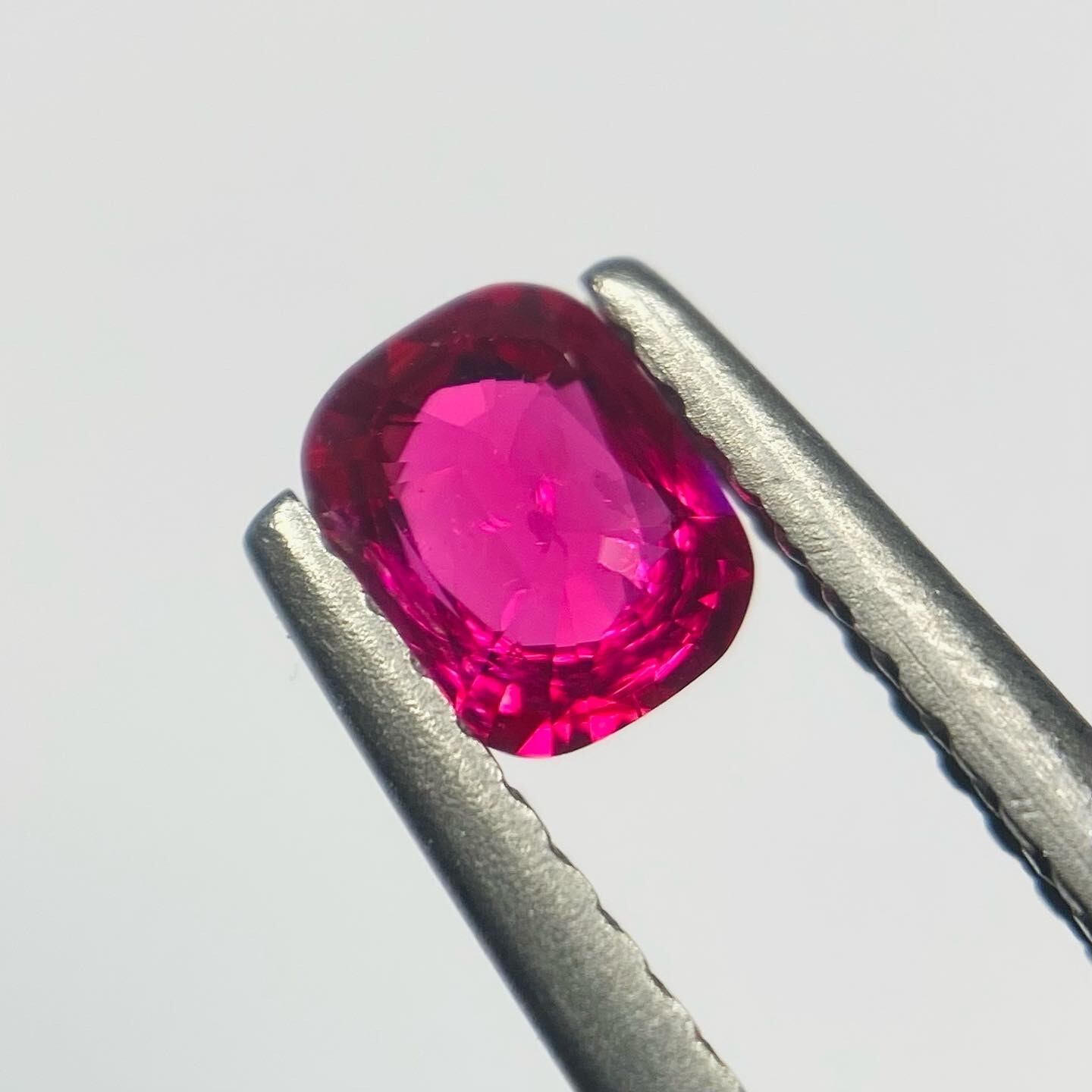 鮮やかなピンクレッドスピネル