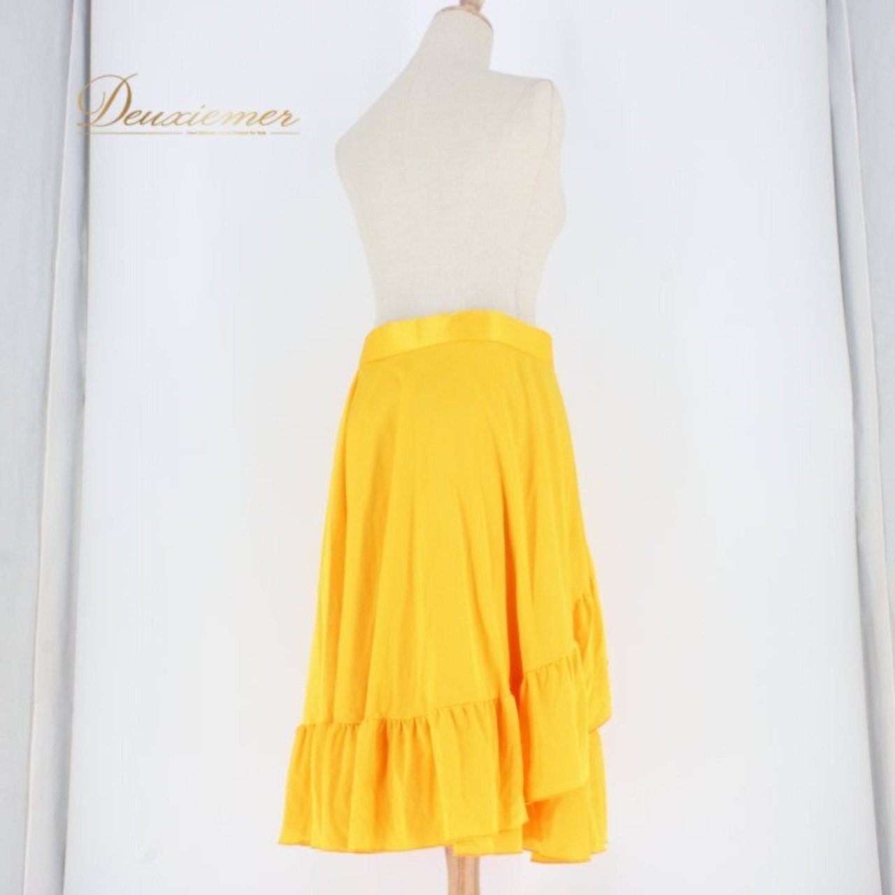 ダンス衣装 社交ダンス レディース レッスンウェア イエロー系 スカート 練習着 Fashionα ファッション アルファ 黄色 無地 山吹色 フリル フリルスカート 巻きスカート 巻き風 パーティー衣装 ラテンダンス フラメンコ 競技 ダンスレッスン 発表会 目立つ ブライトカラー カラースカート ボリューム ウエストひも レディース用 コーデ ステージ衣装 衣装 ステージ映え 黄色系 スカート単品 LL サイズ感 大人可愛い 動きやすい系 イエロー系ワンピース風 フレア フレアスカート スカート丈短め