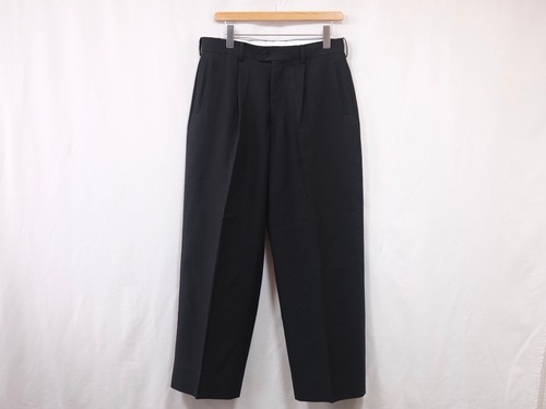 UNIVERSAL PRODUCTS.” CREPE 1TUCK SLACKS BLACK”
