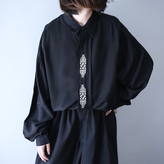 "GOOUCH"  geometry embroidery over silhouette black mode shirt