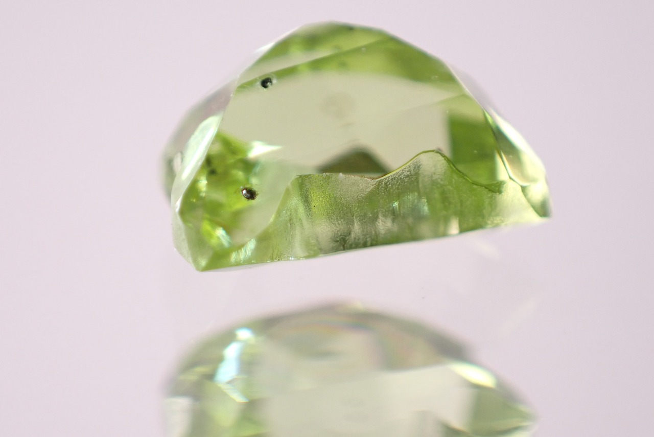 ペリドット(猫カット)　0.70ct　[D2-412]