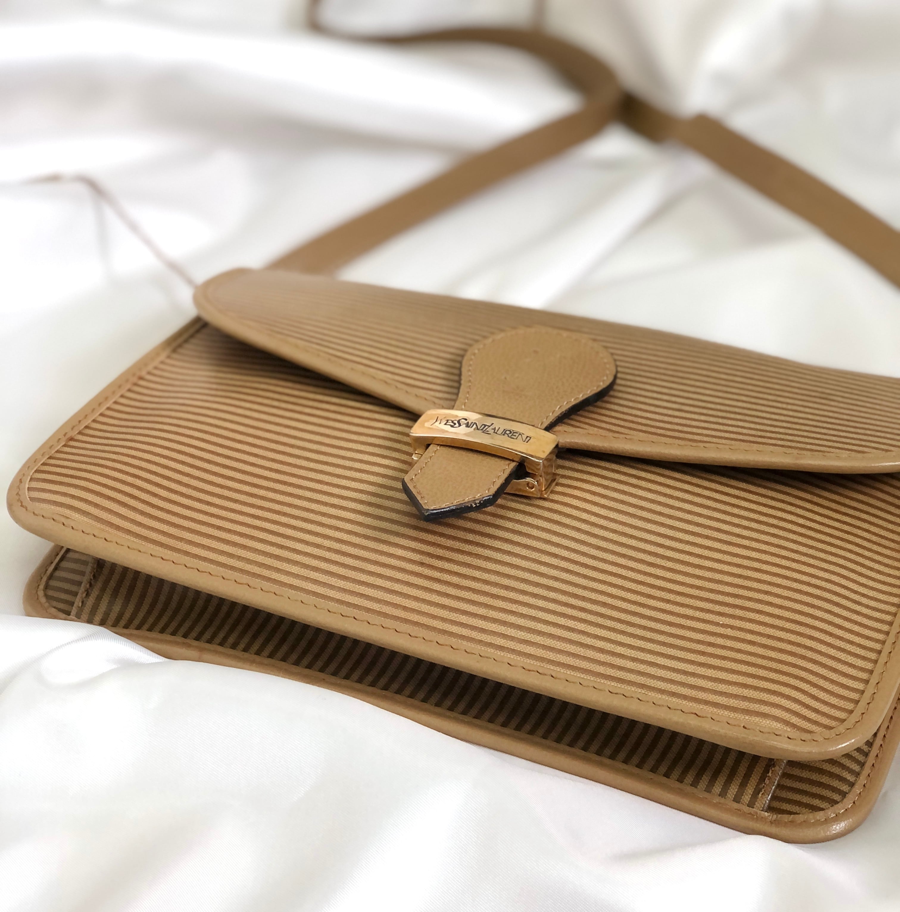 YSL♡ベージュ ショルダーバッグ Yves Saint Laurent イヴ ・サンローラン YSL型押し フロントロック