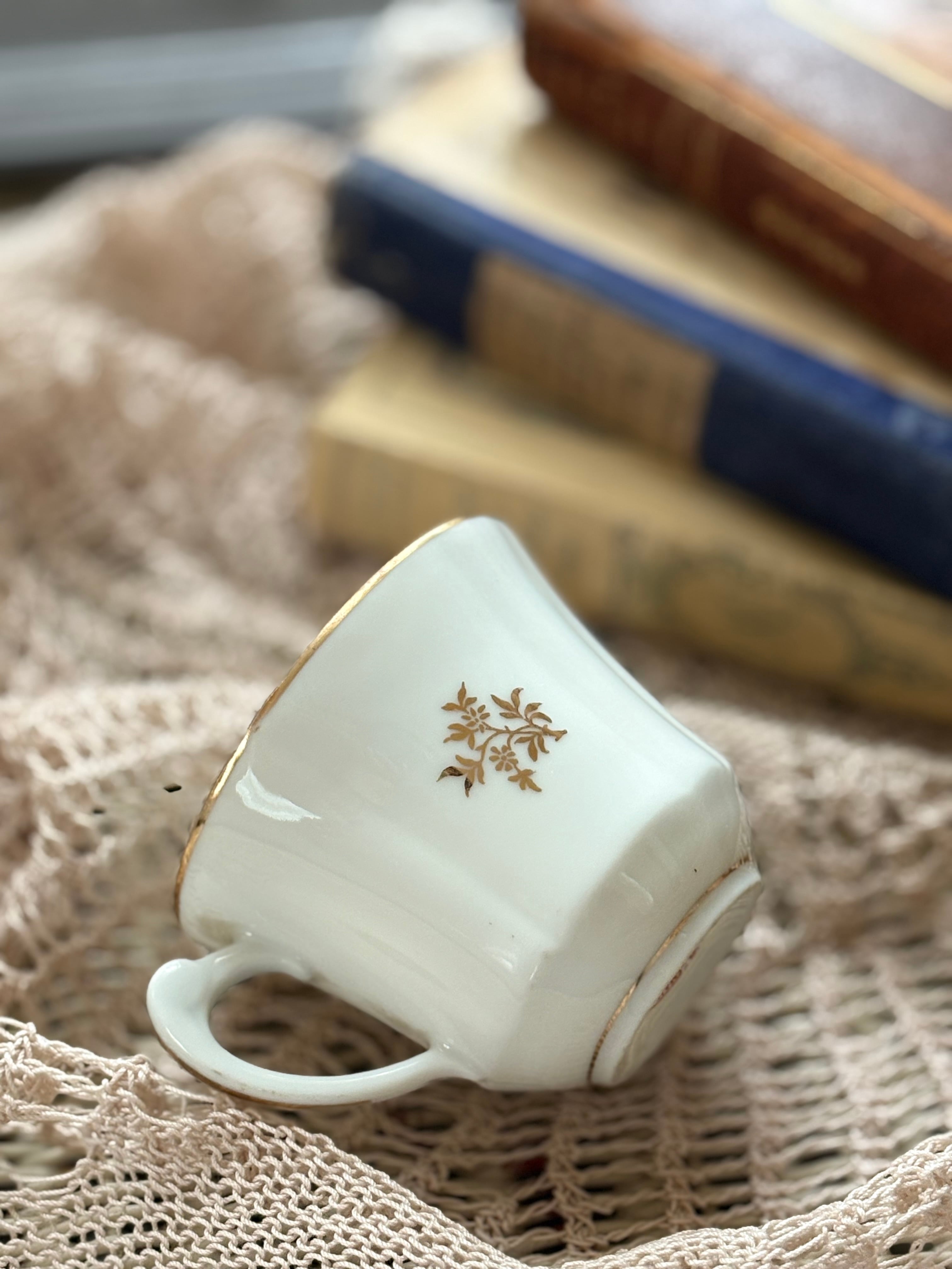 フランス Vintage リモージュのデミタスサイズのカップ 花柄 金彩 フラワーベース 撮影小物 インテリア小物