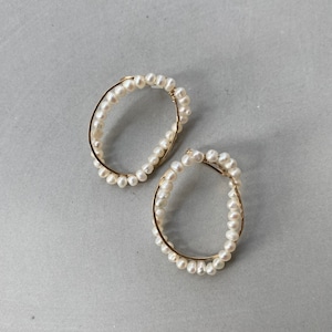 Oval pearl ear clips
