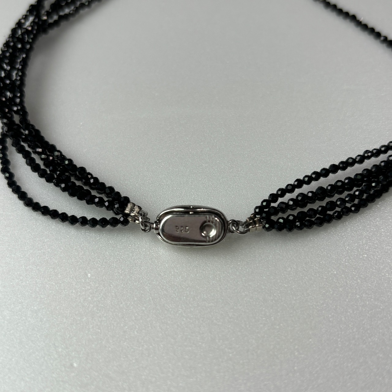 キラキラと光るブラックスピネル5連ネックレス ne1161