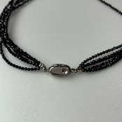 キラキラと光るブラックスピネル5連ネックレス ne1161