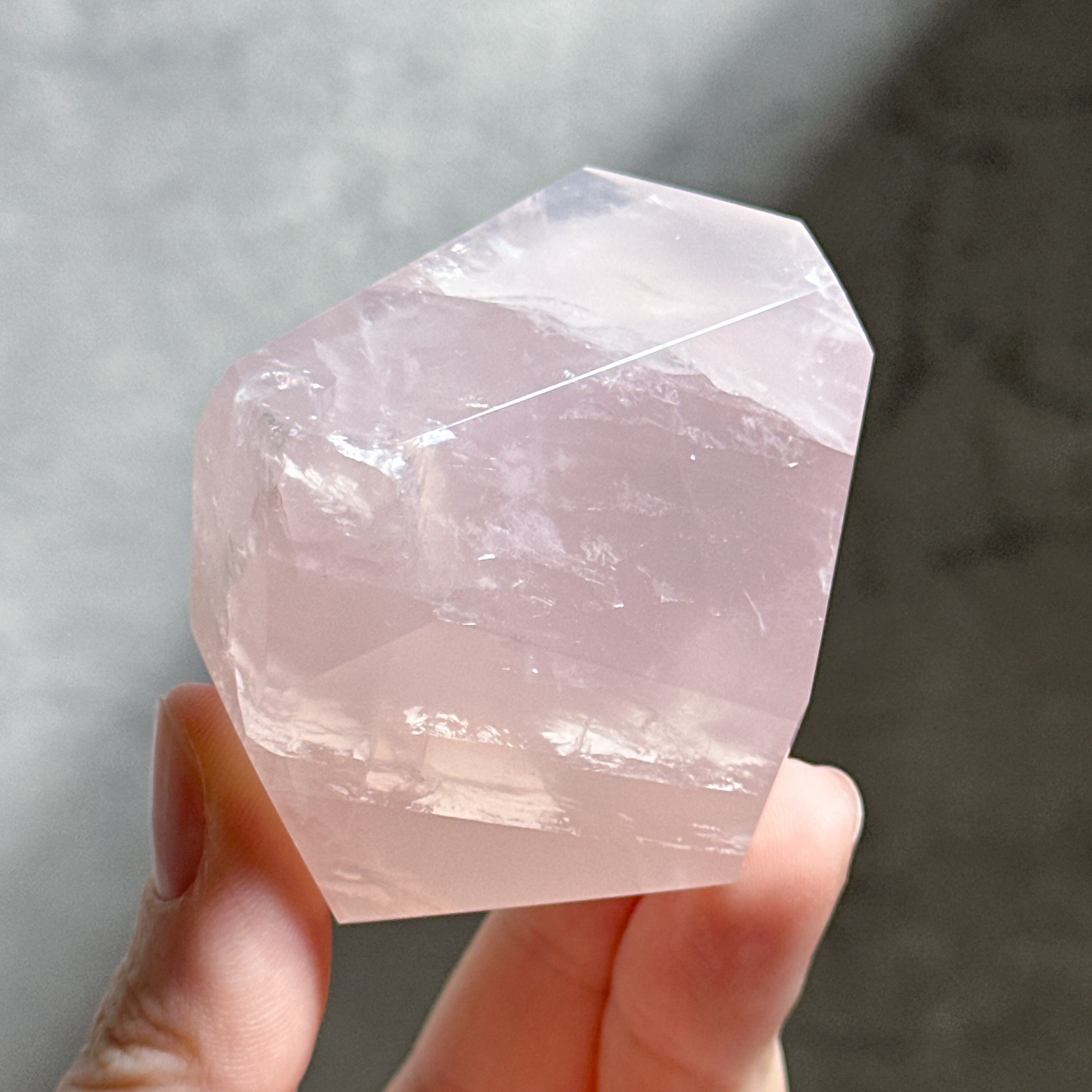 ローズクォーツ ディープローズクォーツ ポイント(六角柱) 重さ50g-60g 濃いピンクの紅