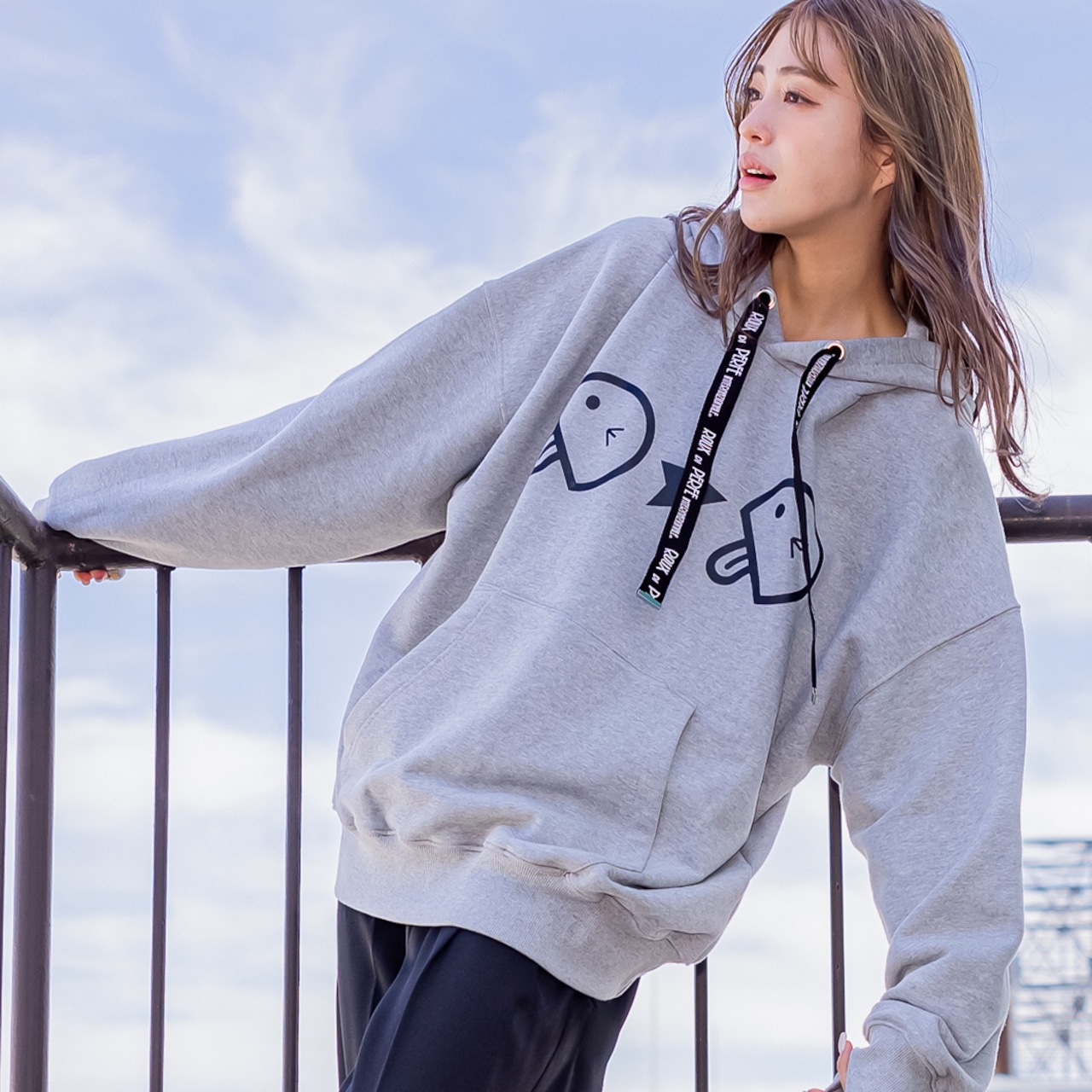 ロゴ紐ベーマークパーカー