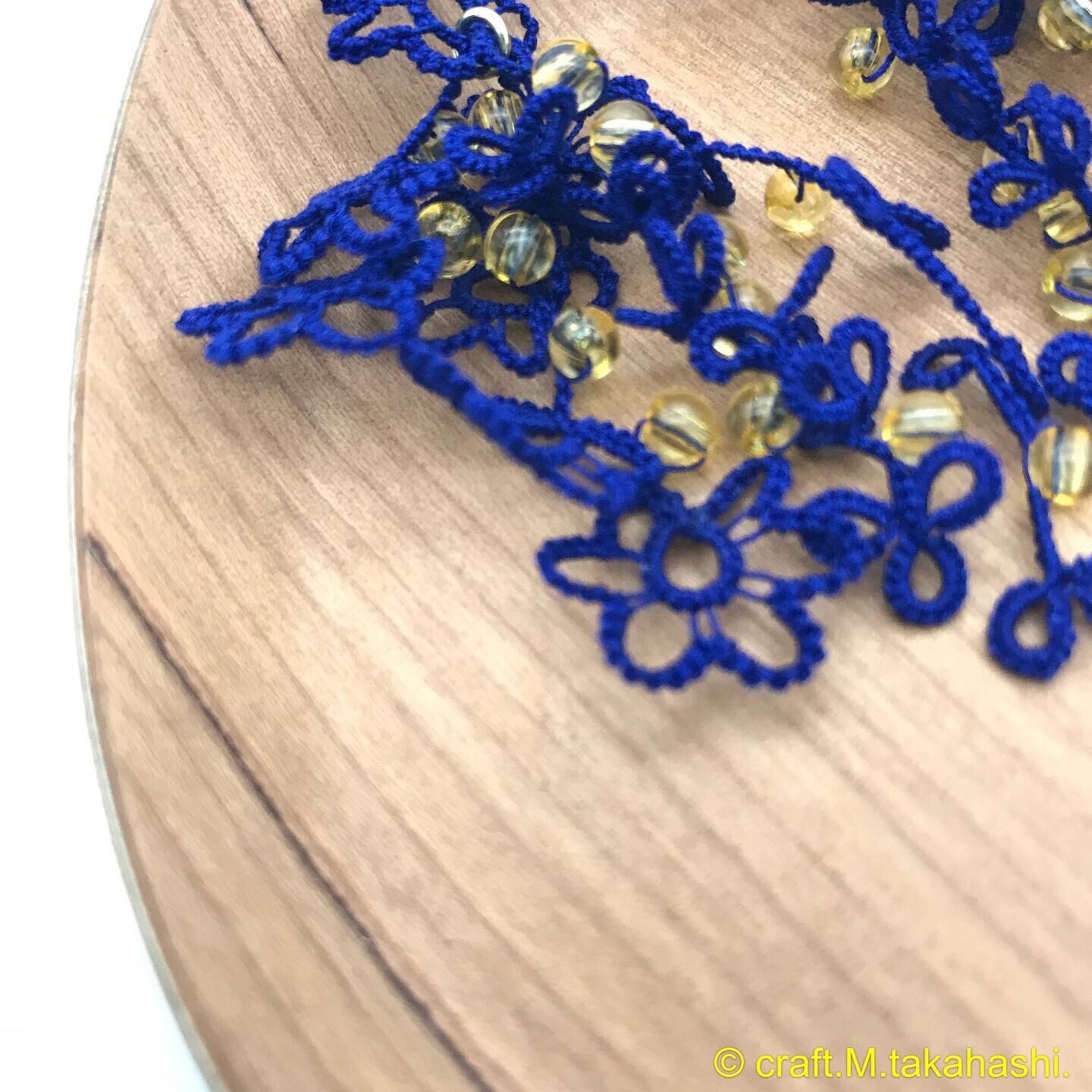 0137:ロイヤルブルーとイエローの繊細レースのピアス