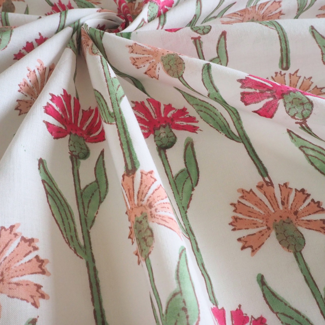 ブロックプリント生地【50cm単位】インド綿  片耳デザイン付き 花柄A 白×赤×ピンク #54822-WT1