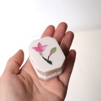 白にピンクのお花のケース