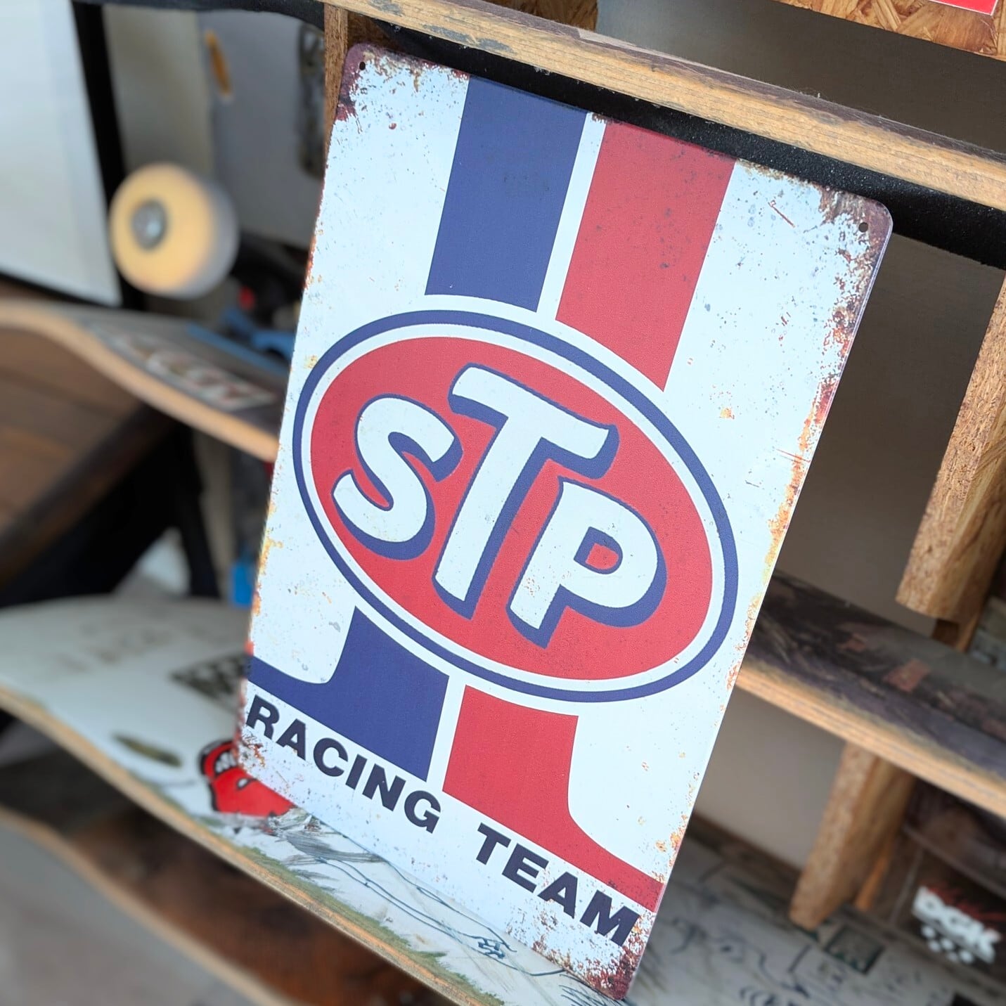 送料無料!ちょうどいいブリキ看板 【 STP Scientifically Treated Petroleum ) 】METAL SIGN / メタルサイン / ブリキ看板 / サインボード / ビンテージ加工〚アメリカン雑貨 アメトイ〛