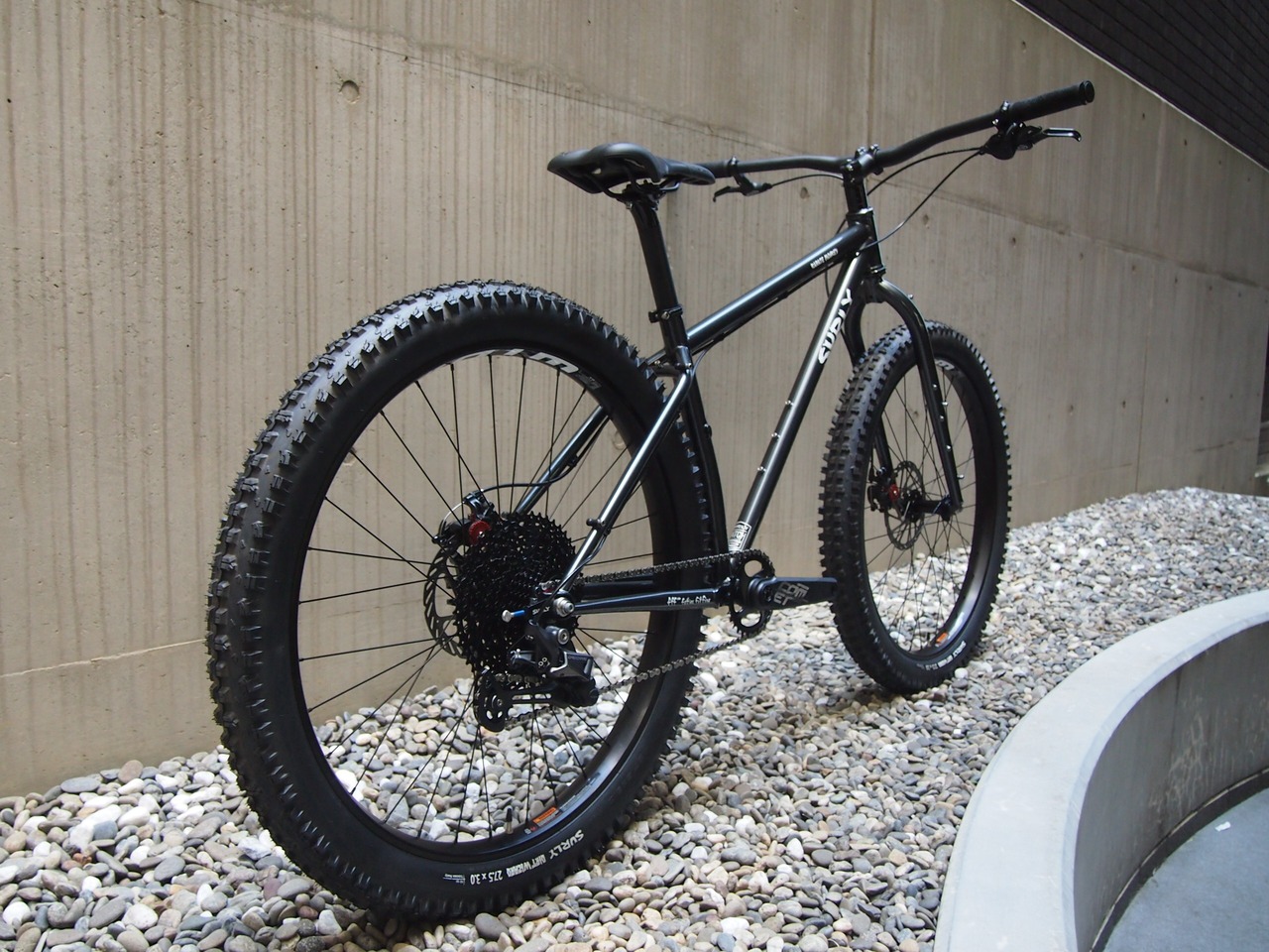 SURLY DIRT WIZARD 27.5×3.0 たのし セミファットタイヤ