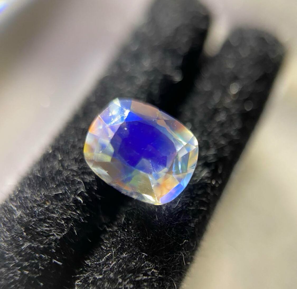 レインボームーンストーン 0.97ct ルース 宝石 | GCC.GEMS. レインボームーンストーン 0.97ct ルース 宝石 | GCC.GEMS.