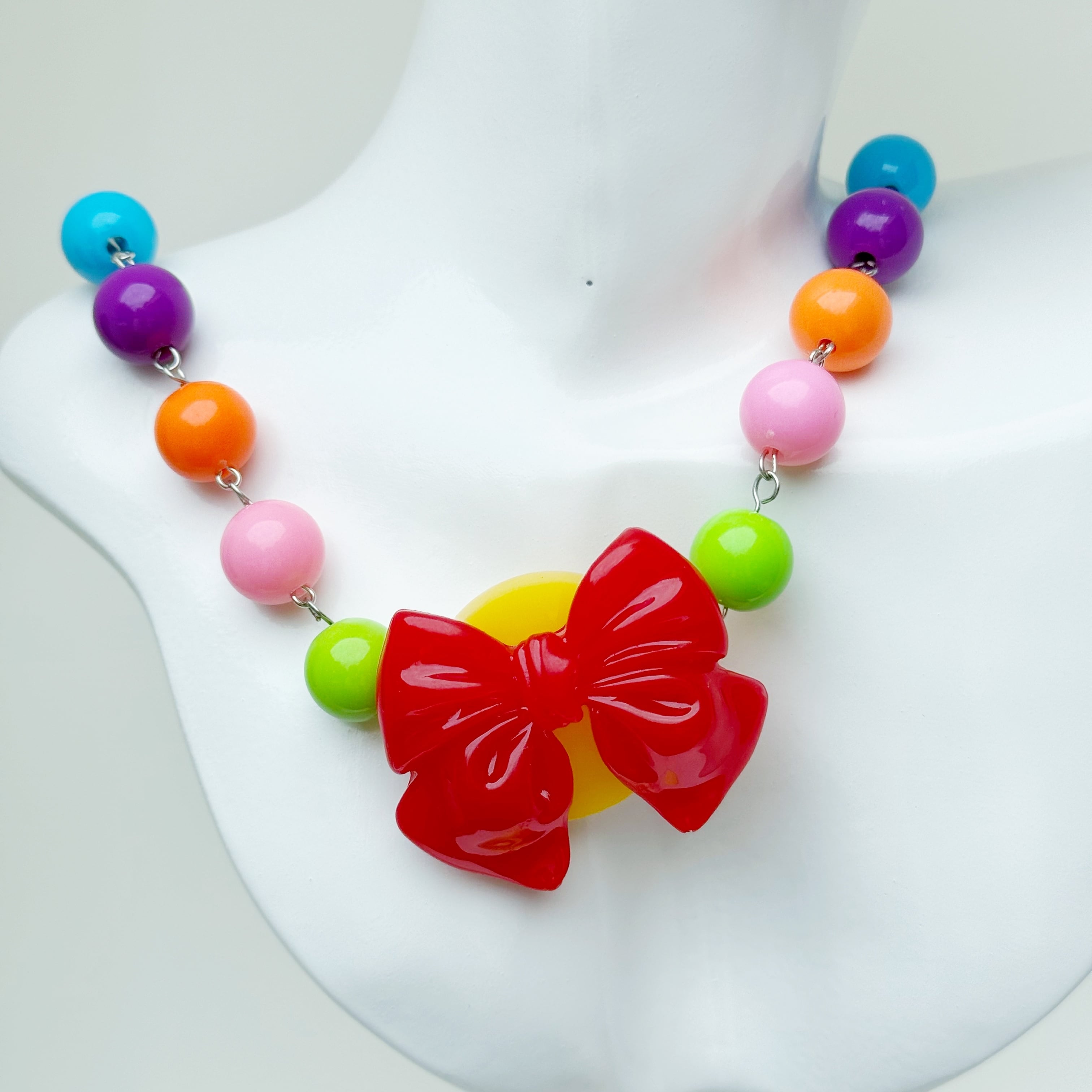 レトロポップなリボンのネックレス | mahotaira │ レジンアクセサリー