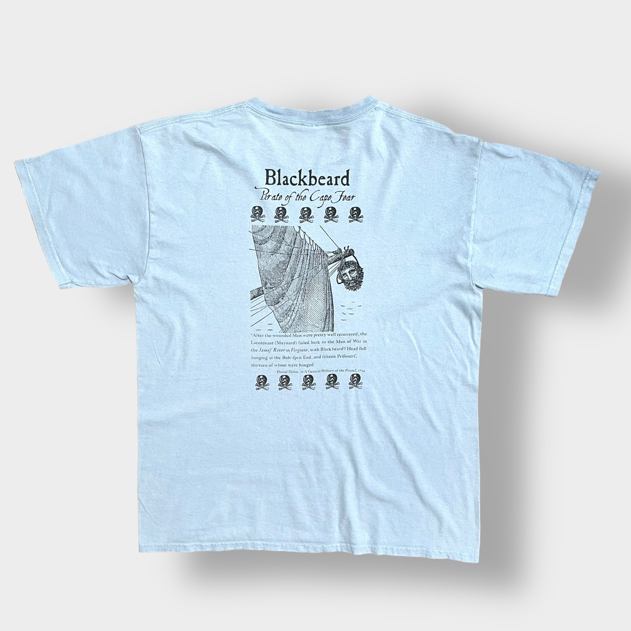 【GILDAN】FORT FISHER STATE BLACKBEARD ワンポイントロゴ Tシャツ バックプリント 歴史地区 海賊 黒髭 スカイブルー 半袖 us古着