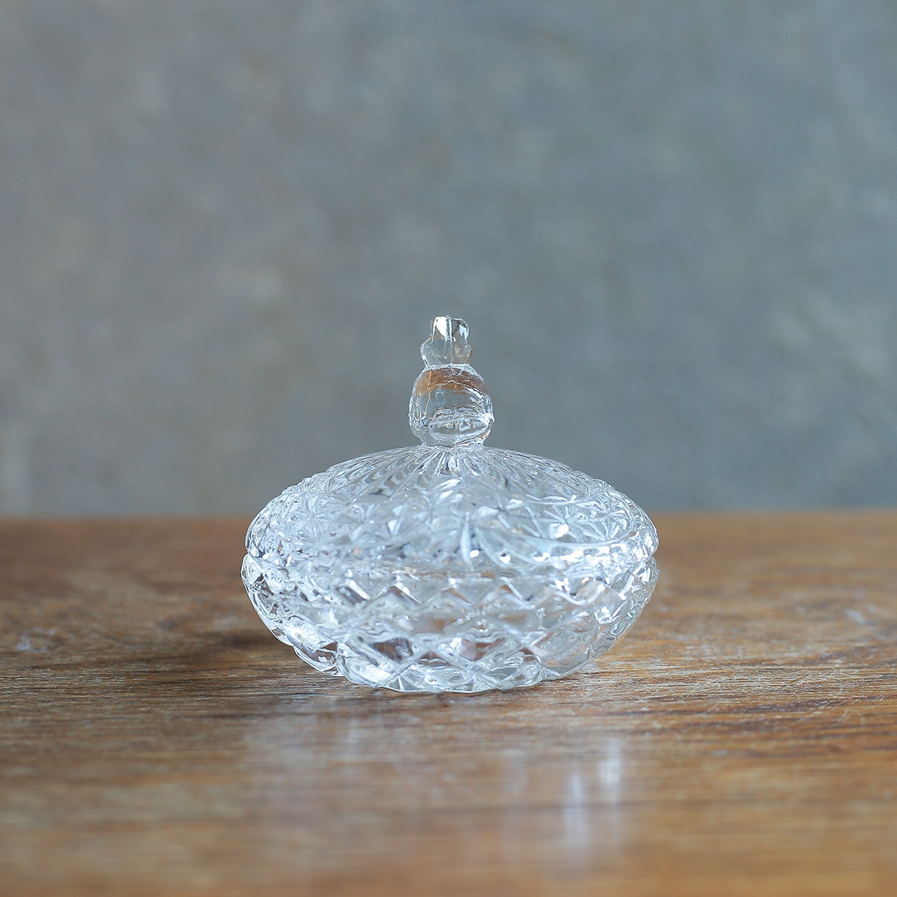 小さな鳥が住む、ガラスの小物入れ