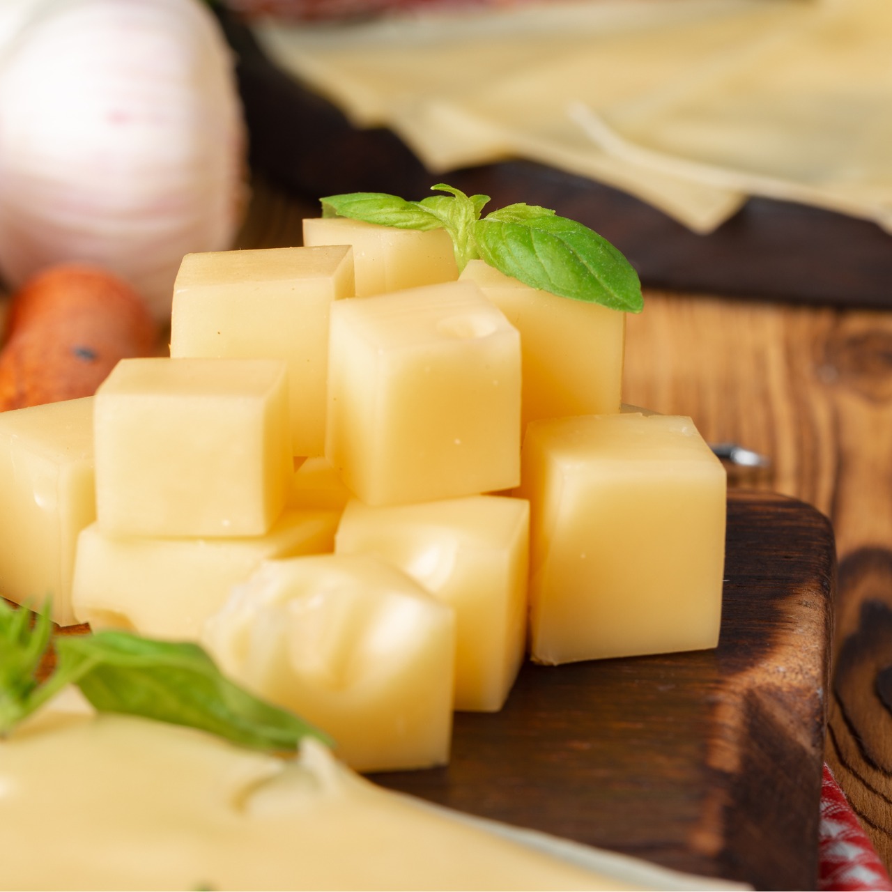 スイス産 グラスフェッド エメンタール AOP チーズ キューブ｜フレッシュカット (150g, 1cm角)｜無添加・セルロース不使用 Swiss Grass-Fed Emmental AOP Cheese Cubes | Freshly Cut | Additive-Free & Cellulose-Free