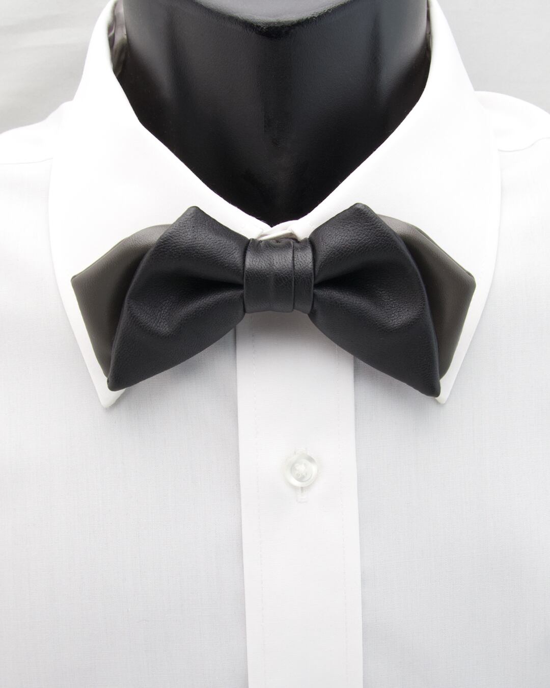 トライアングルエンド ブラック グレー レザー調 作り結び型 蝶ネクタイ メンズ 男性 コーデ カジュアル 蝶ネクタイ ブランド Bowtie Specimens トライアングルエンド ブラック グレー レザー調 作り結び型 蝶ネクタイ メンズ 男性 コーデ カジュアル 蝶ネクタイ ブランド Bowtie Specimens