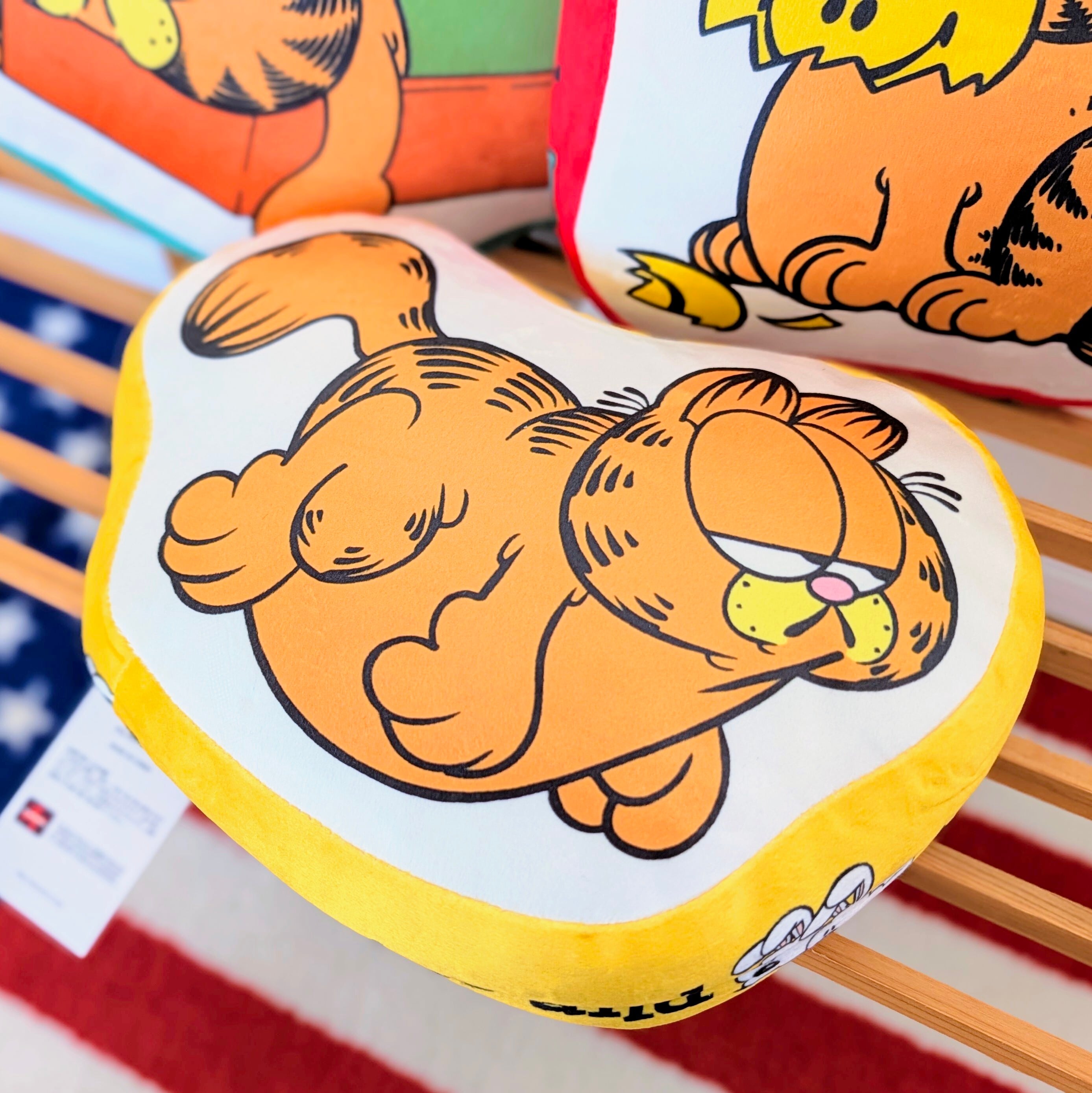 ✨️お昼寝のお供に(⁠^⁠^⁠)✨️【 MINI DIECUT CUSHION ミニダイカット クッション 】Garfield （ ガーフィールド ）/ VINTAGE風〚アメリカン雑貨 アメトイ〛