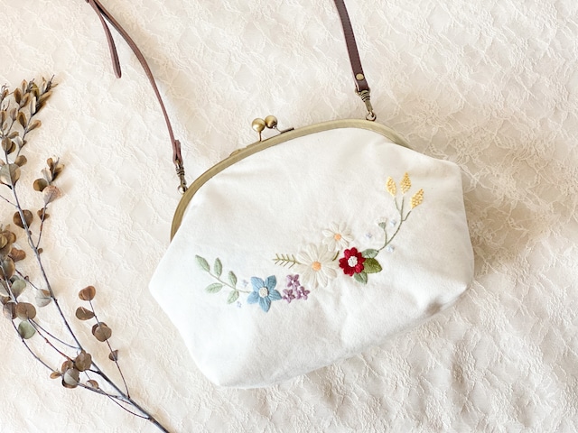 《即納》お花畑のショルダーバッグ〈キナリ〉　～手刺繍のがま口バッグ～　| from closet