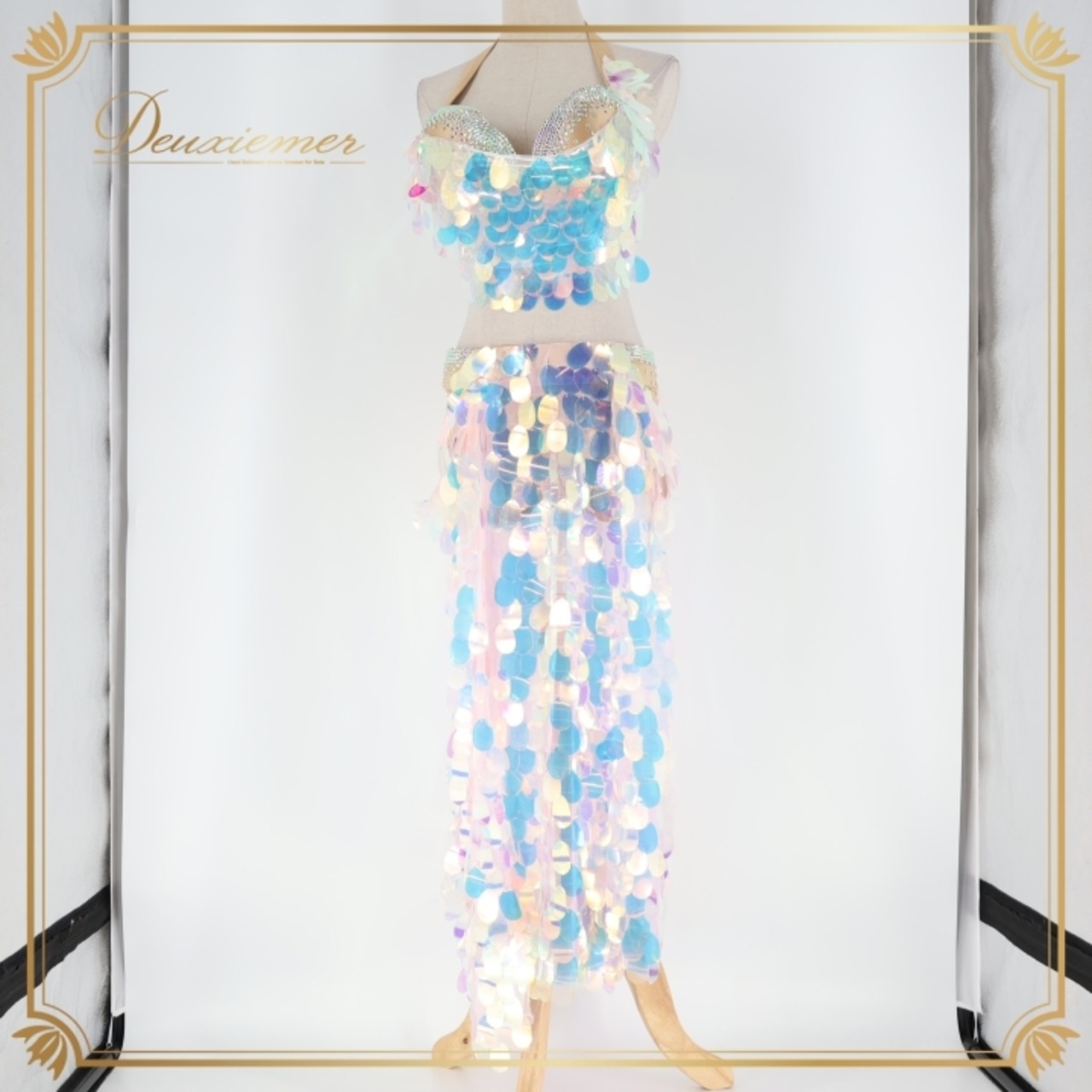 ベリーダンス オリエンタル 衣装 上下セット ブルー系 ポリーナ POLINA トップス スカート インナーパンツ ホログラム スパンコール キラキラ 華やか ダンス衣装 イベント ステージ 豪華 装飾 ホワイト系