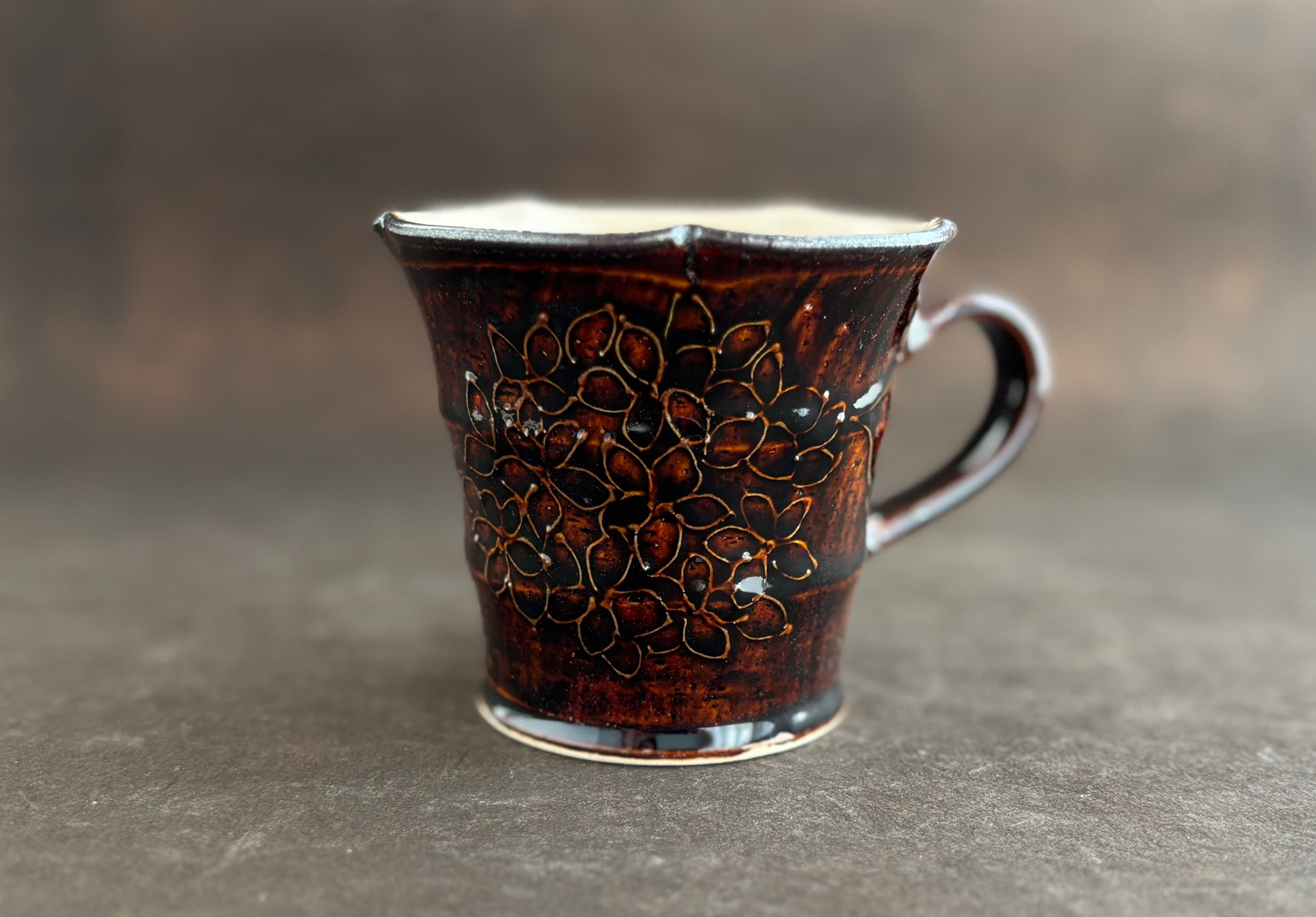 土和のルリエフ　飴釉　お花形マグカップ