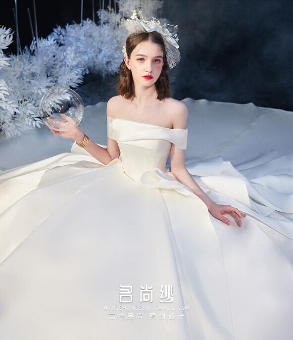 華やか ウエディングドレス 光沢サテン オフショルダー ロング