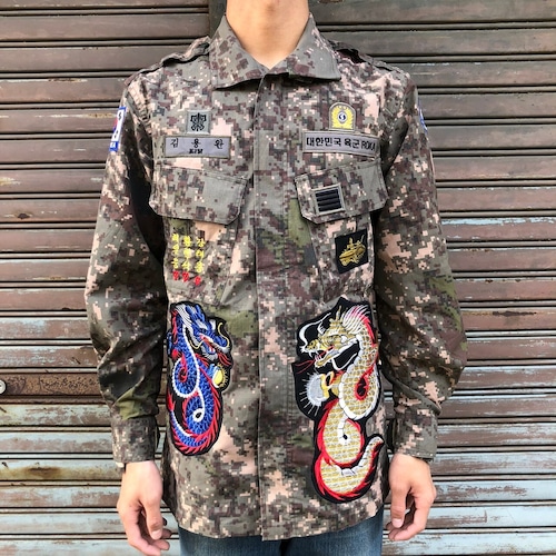 貴重なカスタム 韓国軍 実物 デジカモ 迷彩 フィールドジャケット ミリタリー M65 デジタルカモ Korean army 刺繍 スカジャン ベトジャン S
