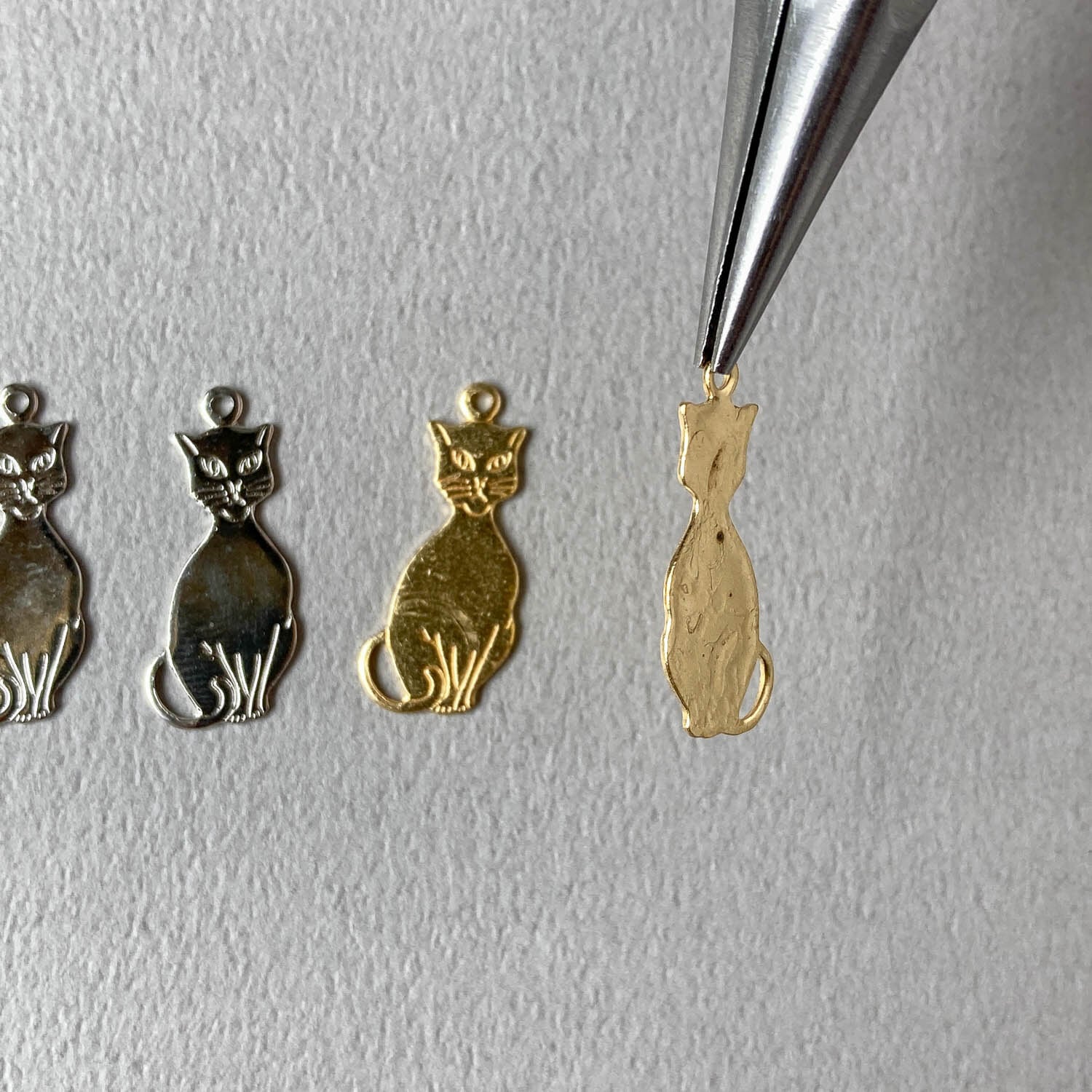 新色追加〉USA真鍮 シンプルお座り猫チャーム（22mm） | Dua