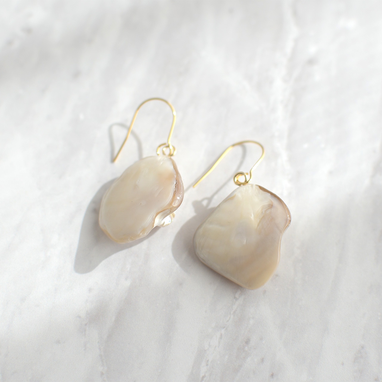 とろみのある艶と色 マザーオブパール ピアス イヤリング / バロックフォルム シェルアクセサリー / ps-011