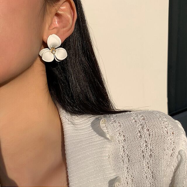 ピアス レディース アクセサリー 花 フラワーモチーフ ホワイト