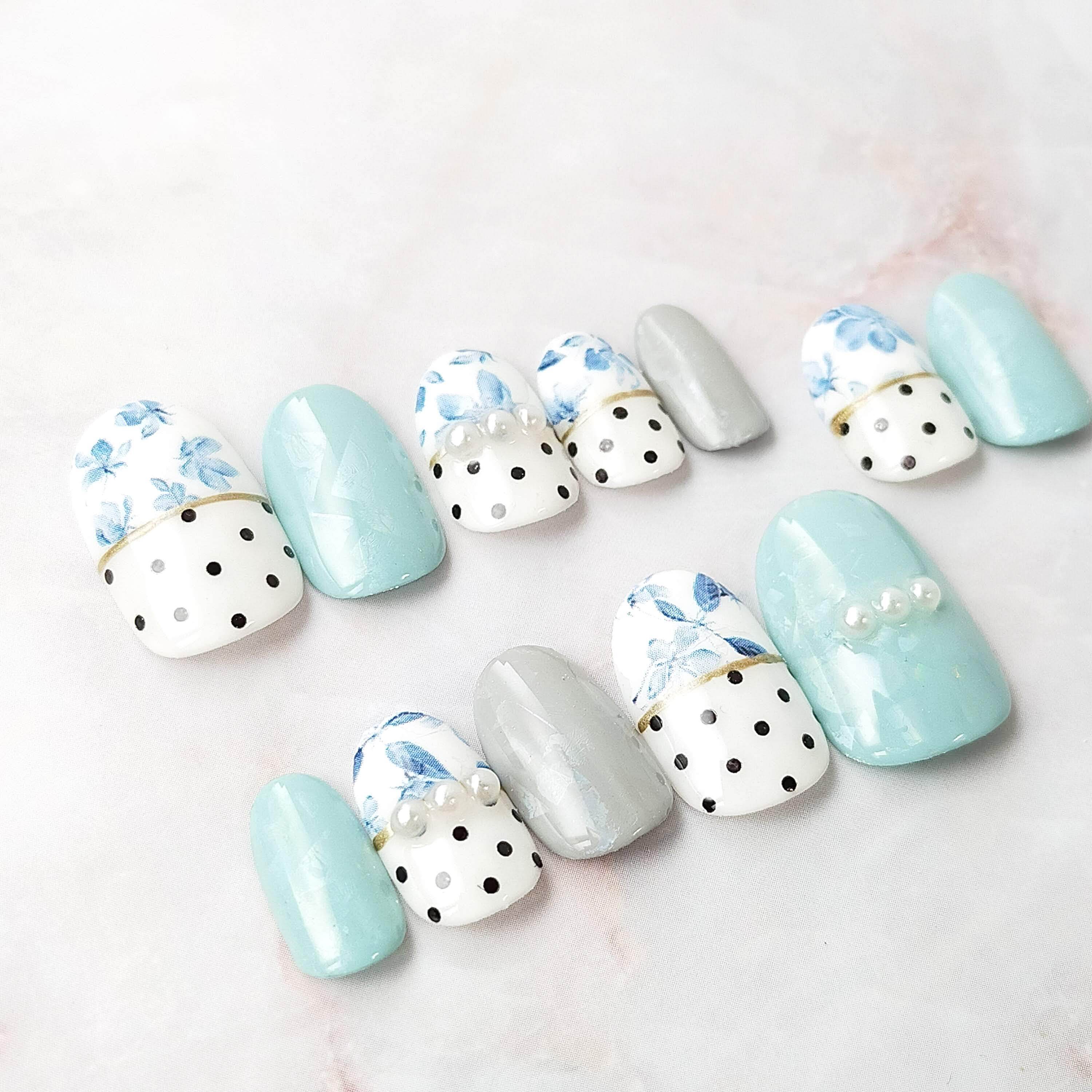 お洒落壁紙のようなレトロネイル パステル グレー ドット お呼ばれ ネイルチップ専門店aula Nail ーアウラ ネイルー