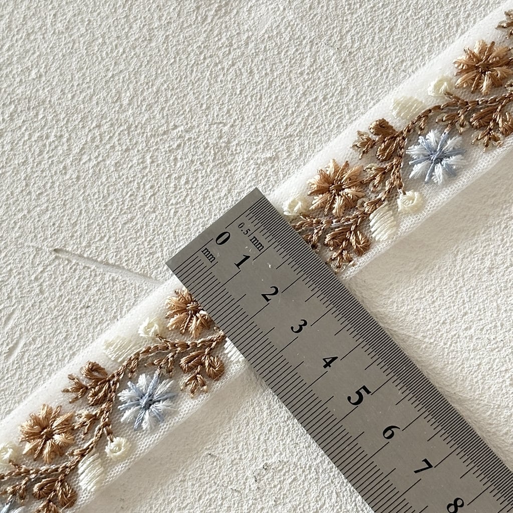 サックスホワイト]インド刺繍リボン 3672 | インド刺繍リボン専門店