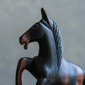 力強く立ち上がる、木製の馬