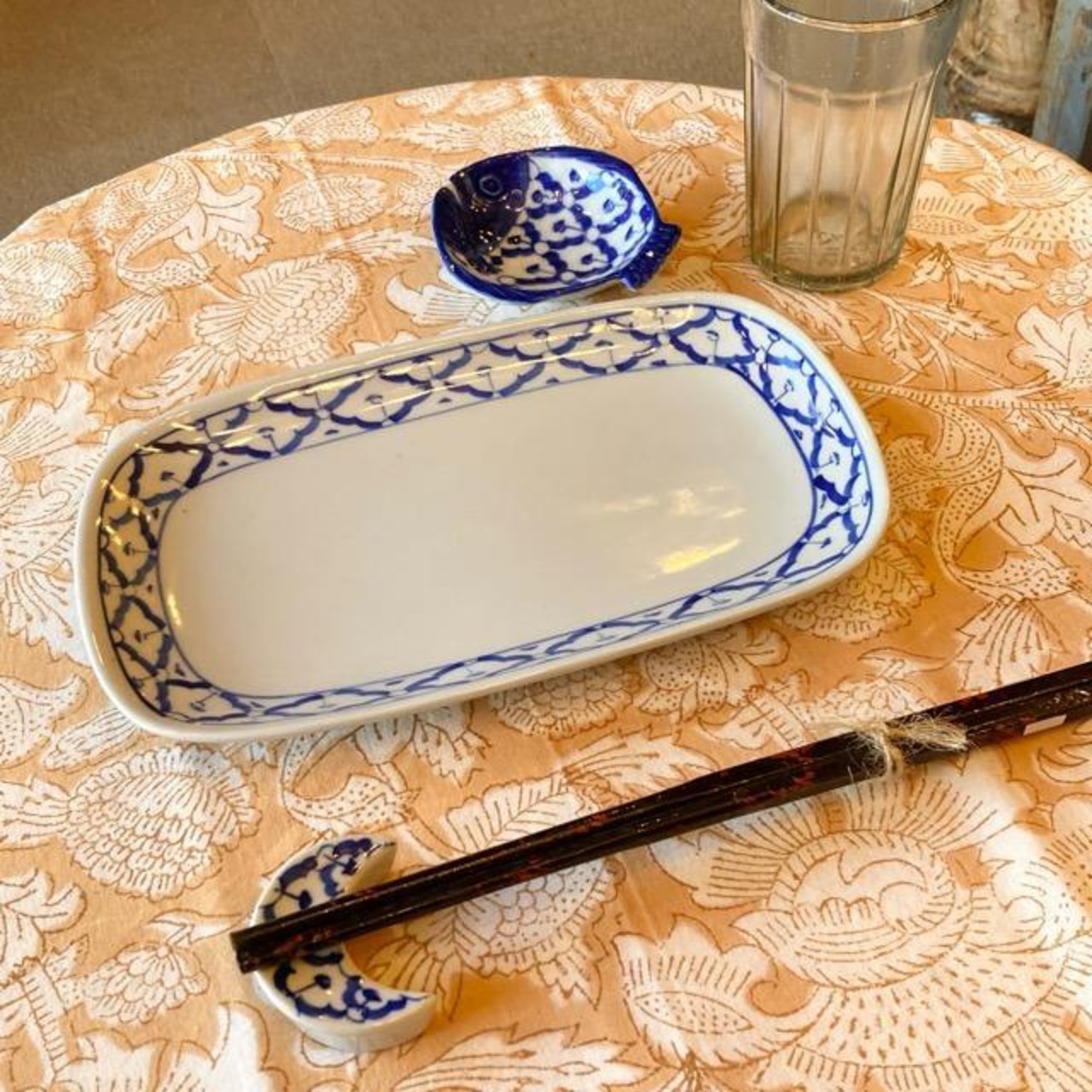 タイ　青白陶器　パイナップル柄魚小皿　タイ料理　アジアン料理　民芸品　中皿　ブルー＆ホワイト　豆皿　陶磁器　