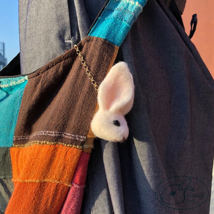 羊毛フェルト うさぎ キーホルダー（三角目/ホワイト）〈kns-w001