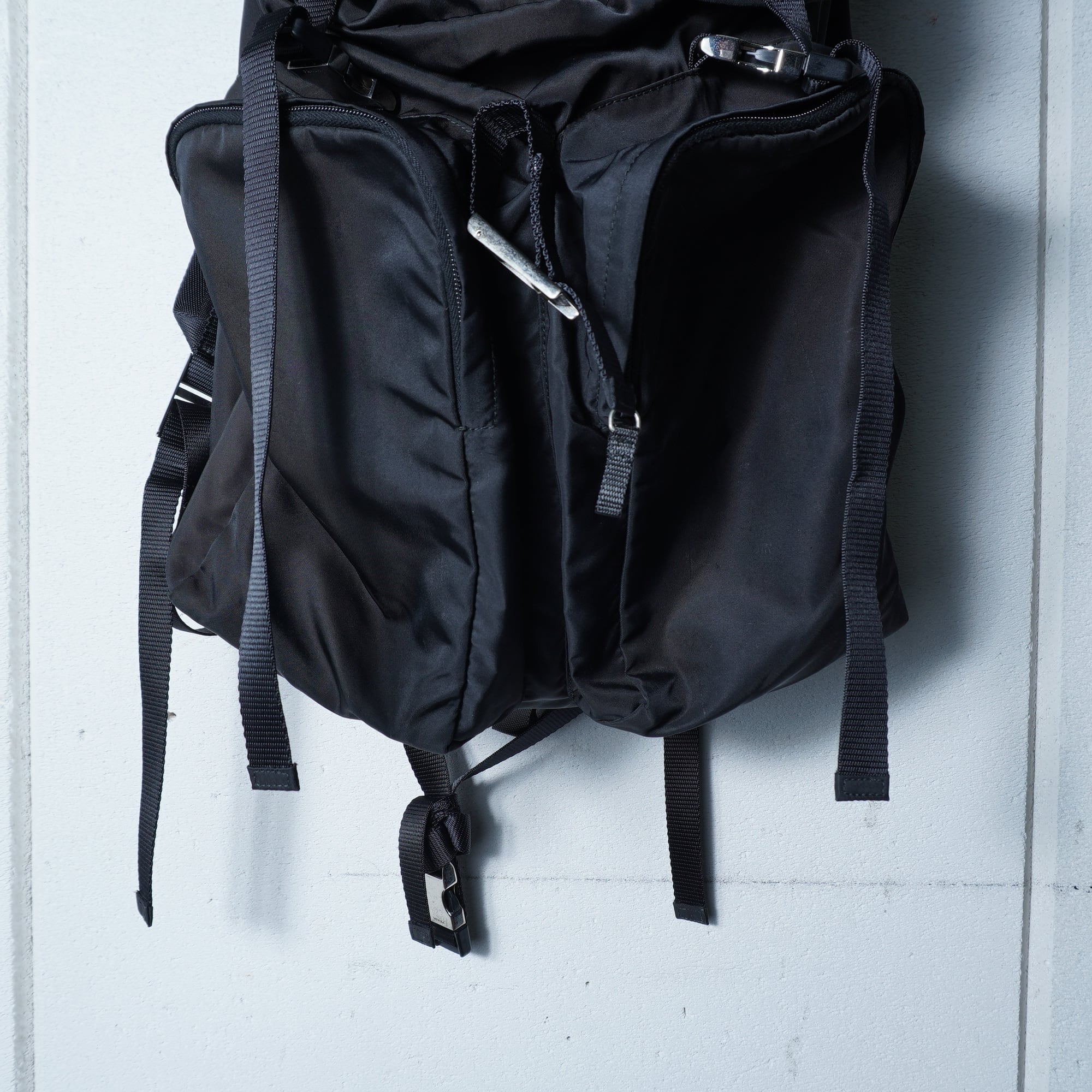 PRADA】プラダ ”V136”三角プレートロゴバックパックNERO black | MIXHIVE