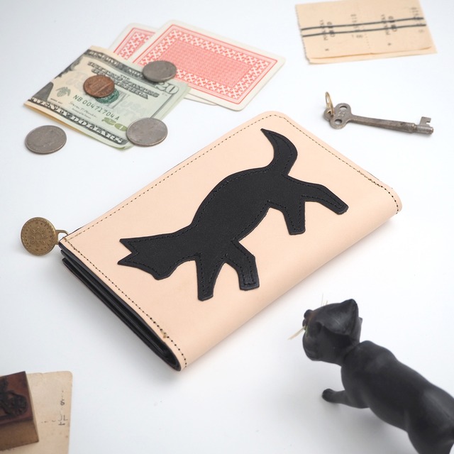 L-shaped zipper middle wallet "Walking Kuroneko (Nume)" Cowhide