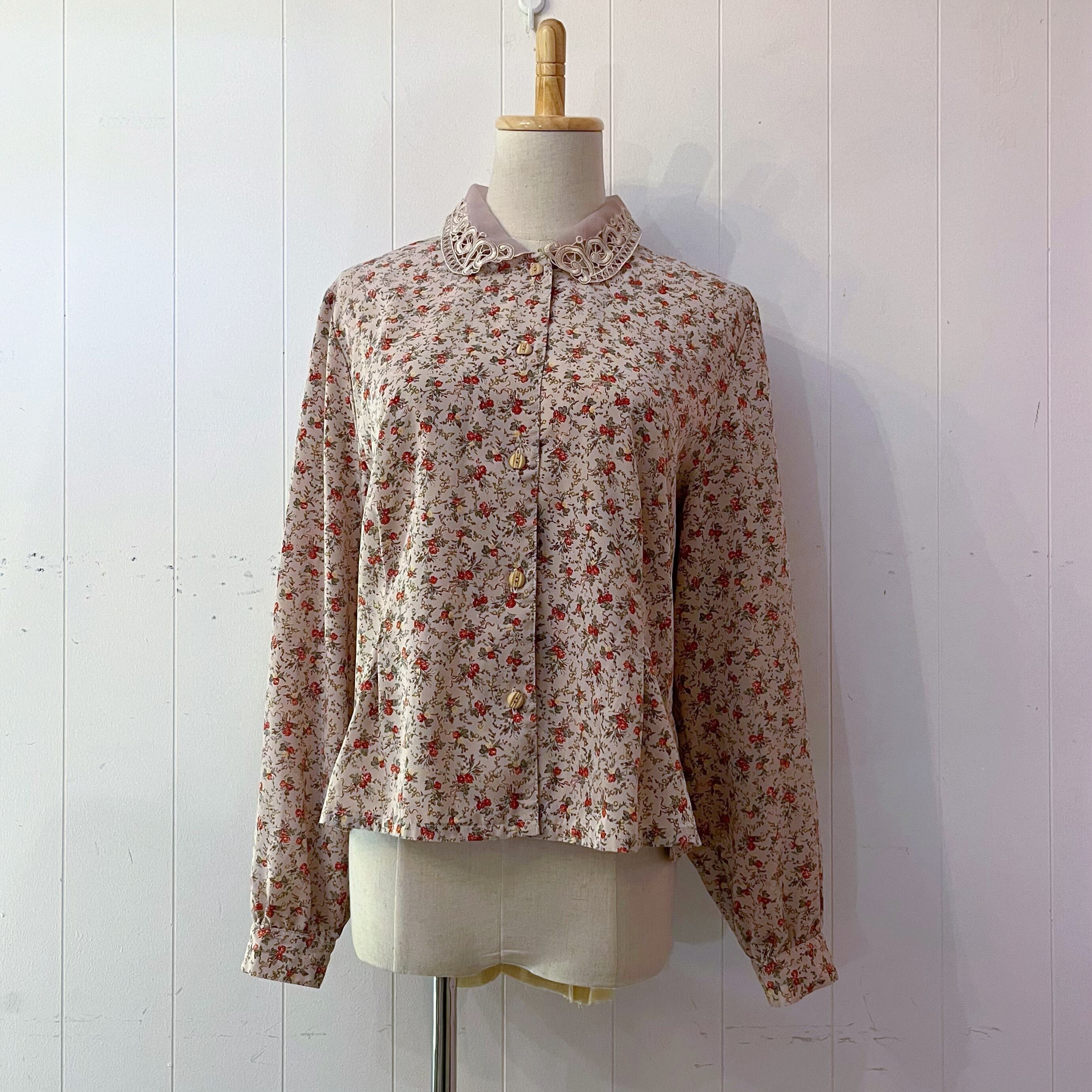 flower wood button blouse